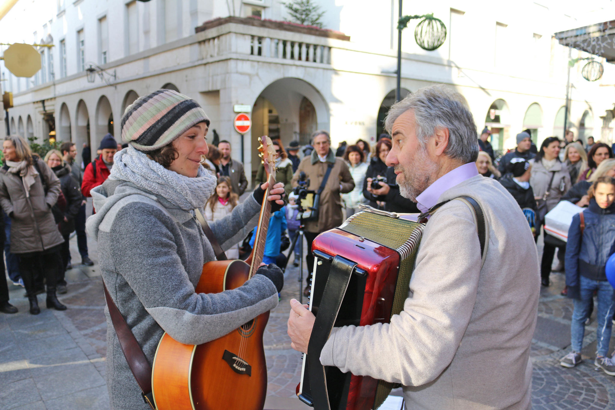 Francesca Schir und Paul Rösch bei ihrem gestrigen Auftritt in der Innenstadt. (gmme)