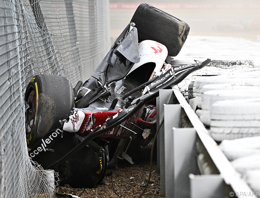 Brutaler Crash von Zhou in Silverstone – Rennen stand still
