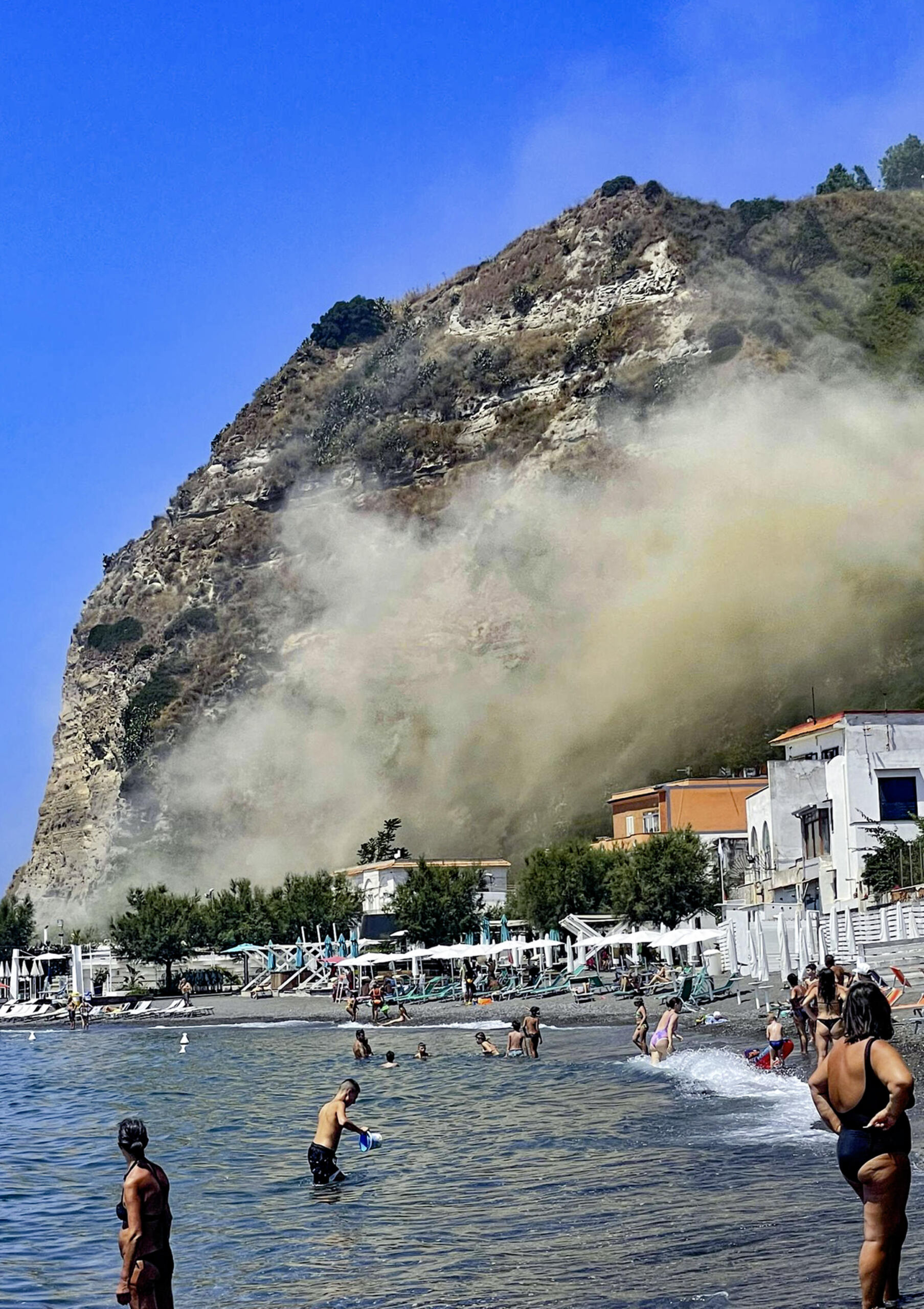 Felssturz nach Erdbeben in Monte di Procida