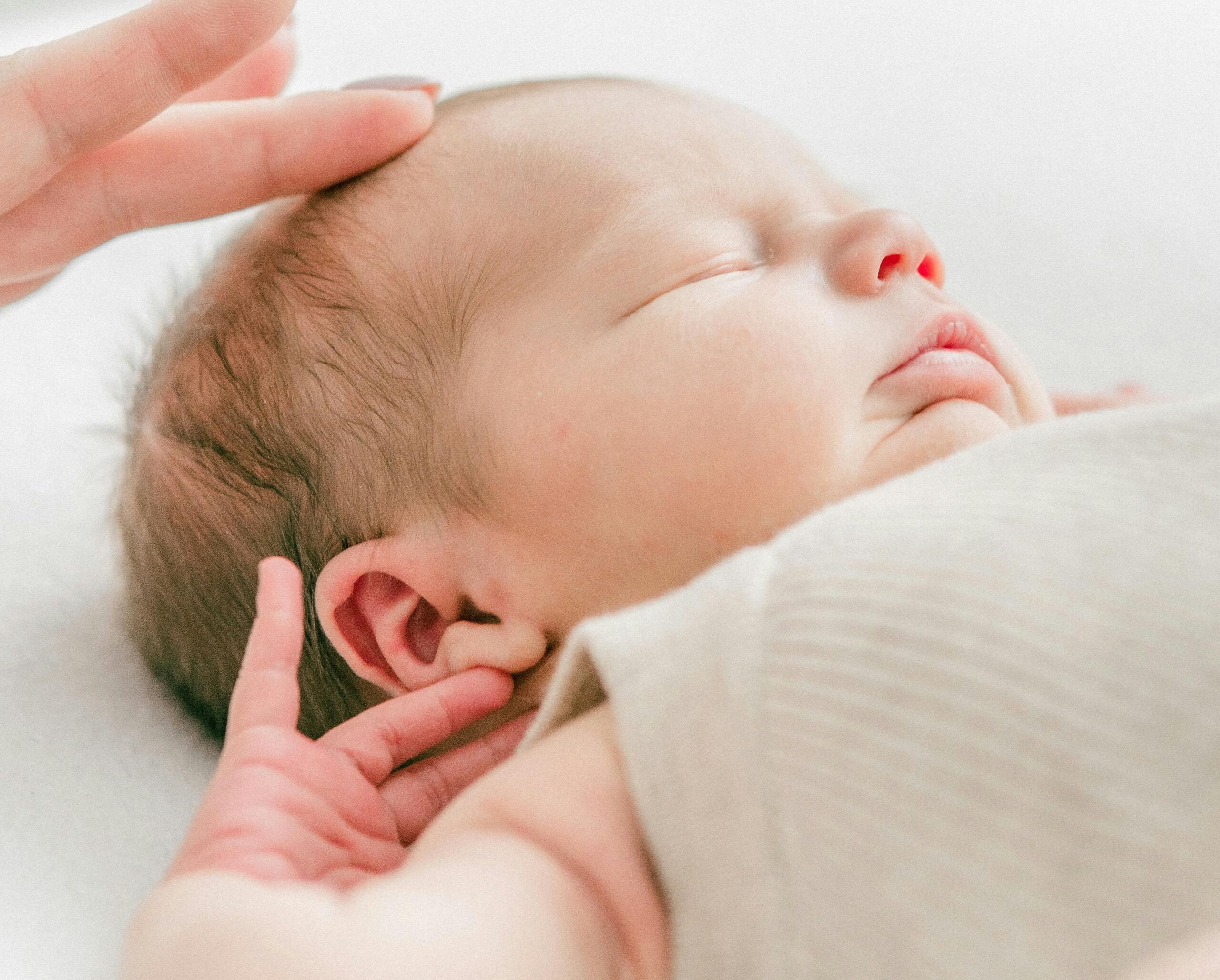 Das RSV ist ein Virus, das vor allem bei Kindern unter zwei Jahren gef&auml;hrliche Atemwegsinfektionen ausl&ouml;sen kann. In S&uuml;dtirol sind schwere RSV-Erkrankungen bei Babys durch gezielte Pr&auml;vention in nur einer Wintersaison um mehr als 90 Prozent zur&uuml;ckgegangen. Die Vormerkungen f&uuml;r die Prophylaxe f&uuml;r 2025/2026 sind &uuml;ber die Nummer 100 100 mit Vorwahl m&ouml;glich.