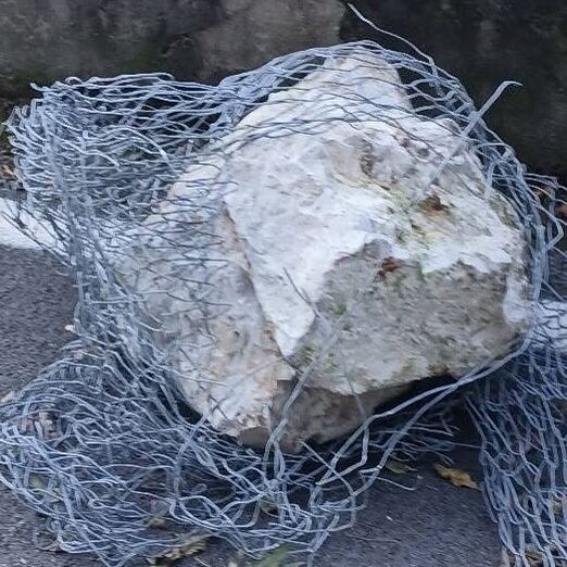 Felsbrocken kracht auf beliebten Rad- und Fußweg in Norditalien