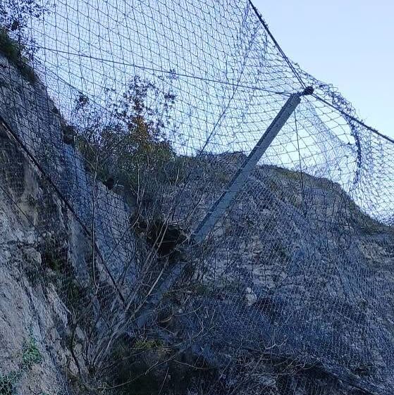 Felsbrocken kracht auf beliebten Rad- und Fußweg in Norditalien