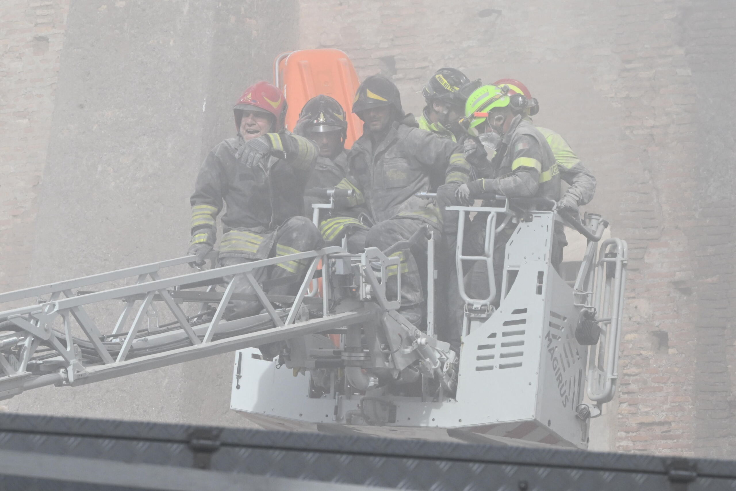 Einsturz am Torre dei Conti in Rom: Arbeiter unter Trümmern
