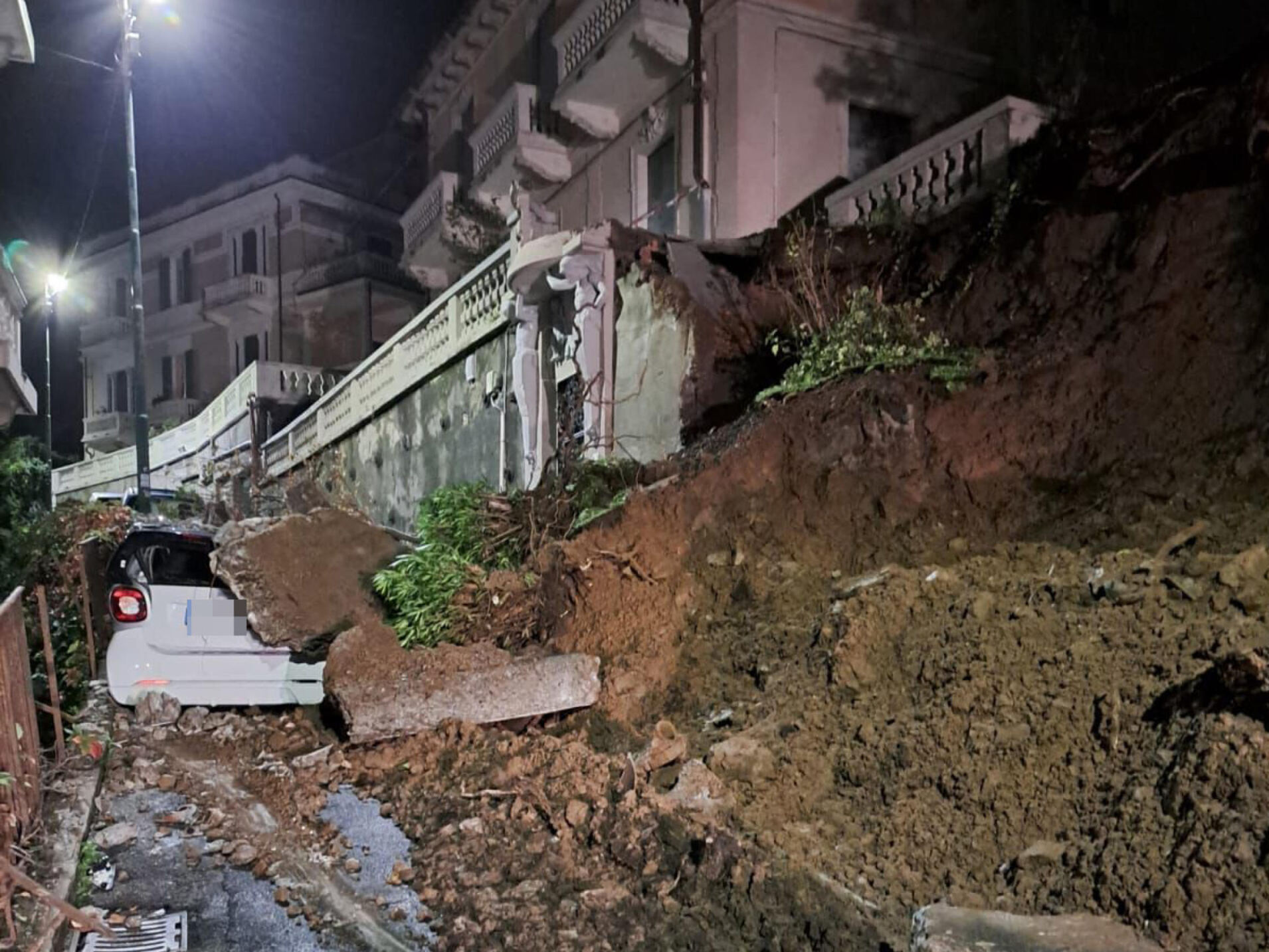 Schlammlawine begräbt Autos in Genua