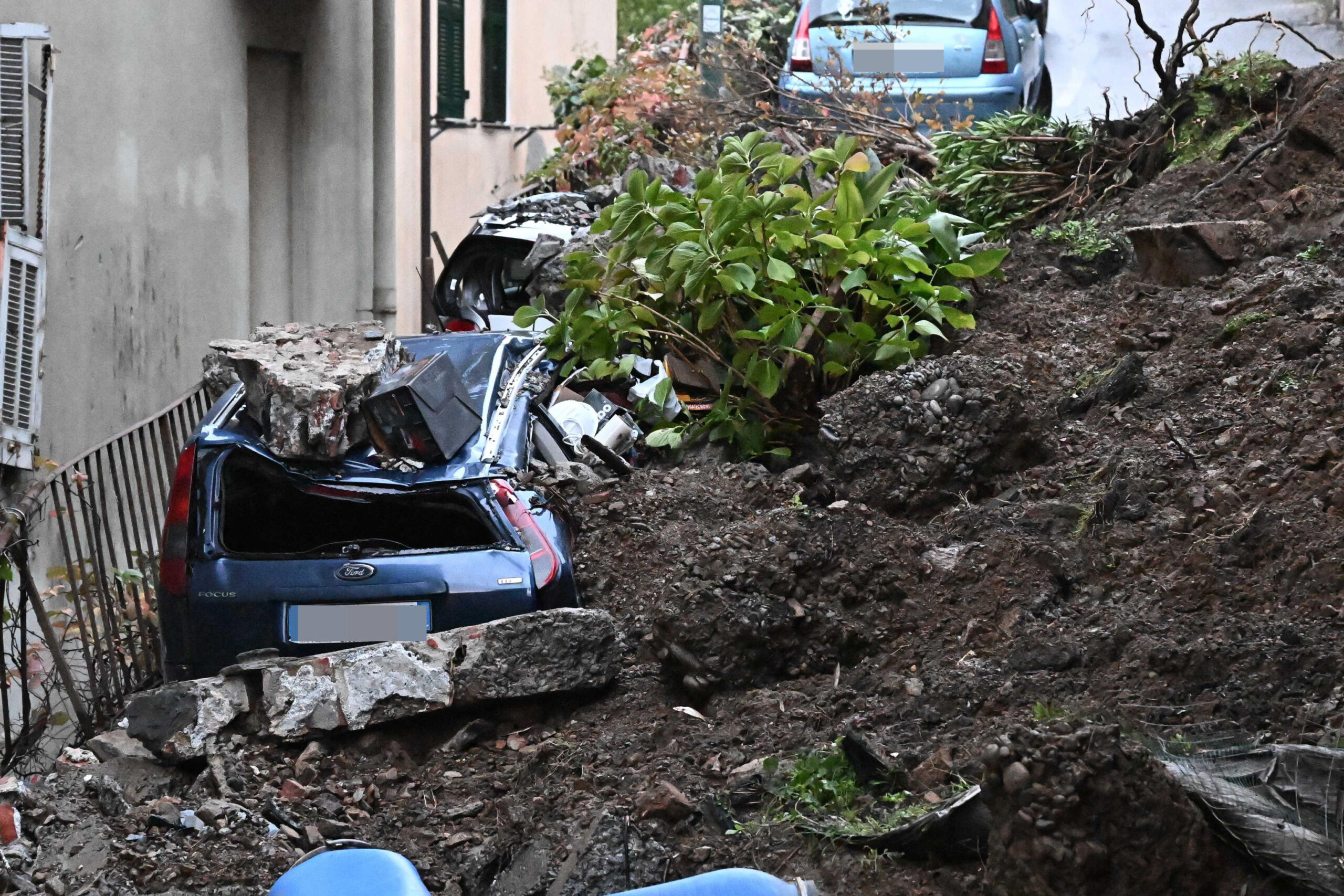 Schlammlawine begräbt Autos in Genua