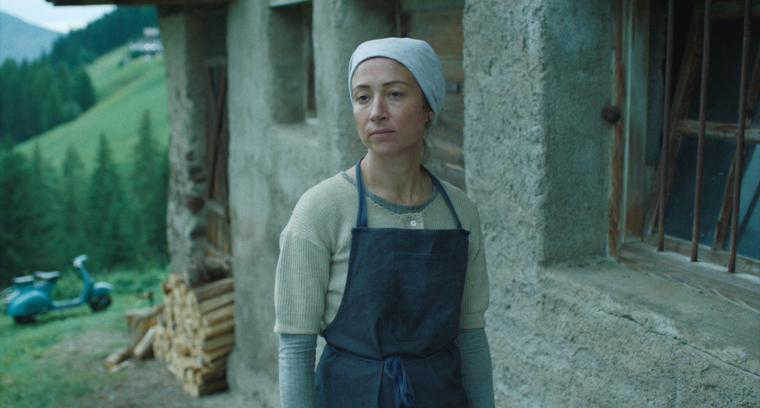 ZWEITLAND: Antons Frau Anna (Aenne Schwarz) bleibt auf dem Hof zurück 