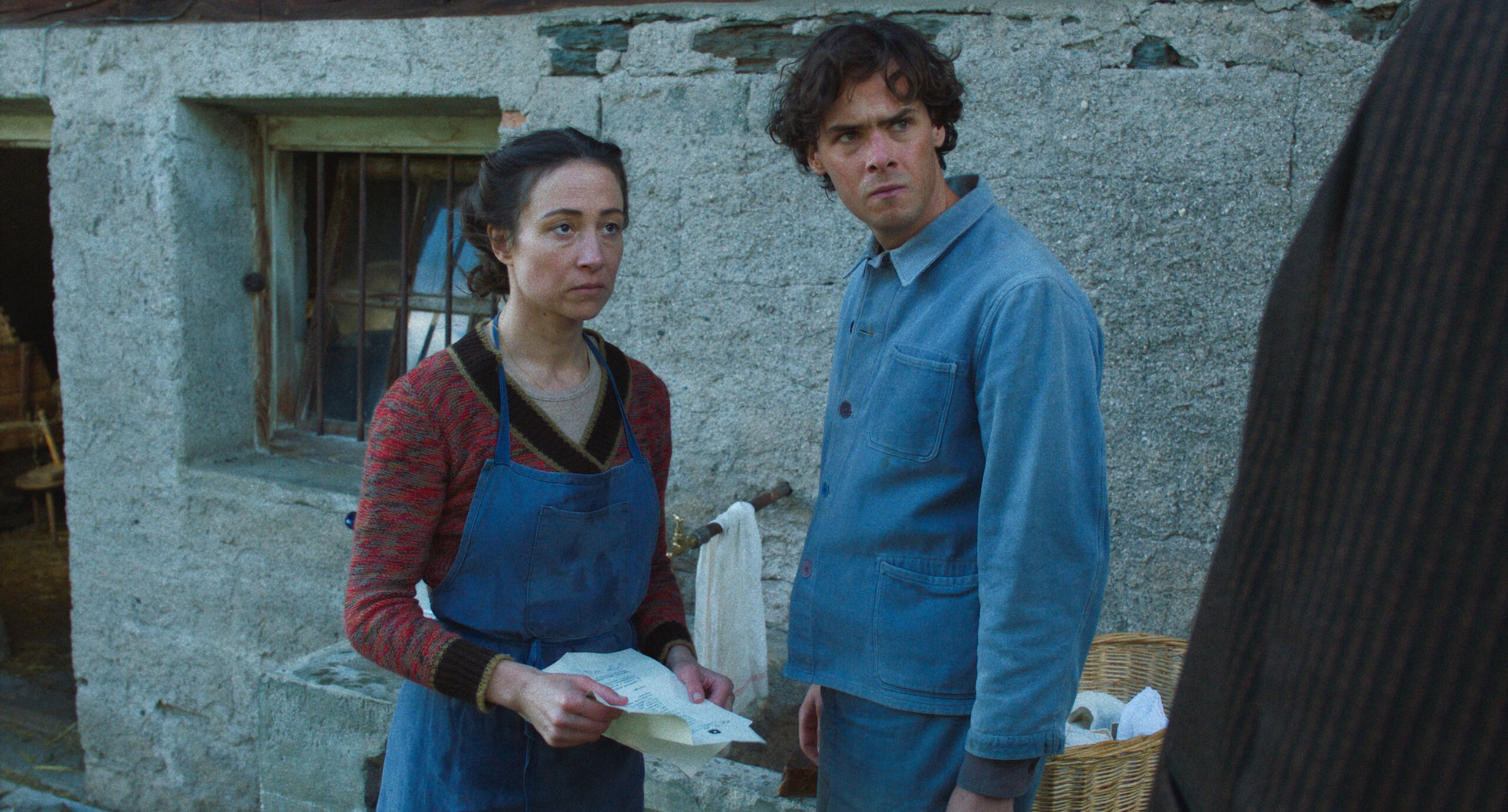 ZWEITLAND: Paul (Thomas Prenn) und Anna (Aenne Schwarz) geraten durch den zunehmenden Druck der Carabinieri immer mehr in Bedrängnis