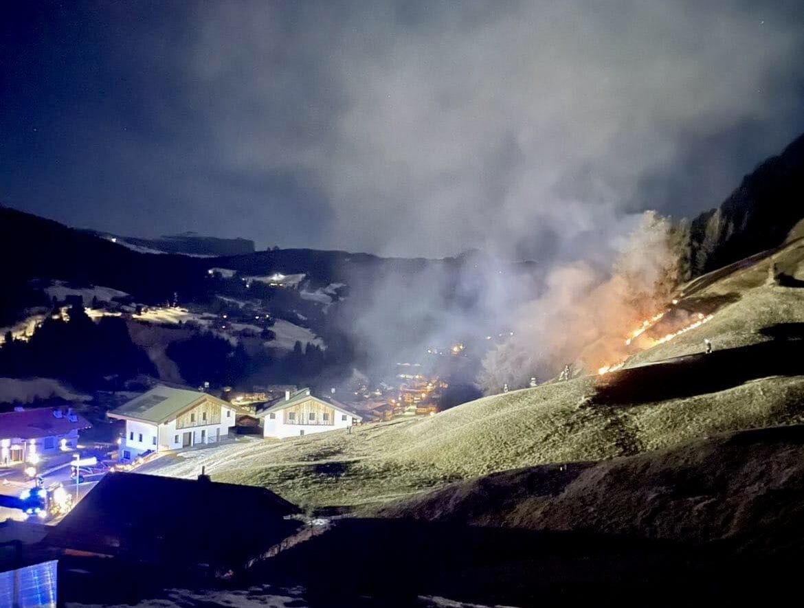 Noch vor Mitternacht: Feuerwehr l&ouml;scht zwei B&ouml;ller-Br&auml;nde
