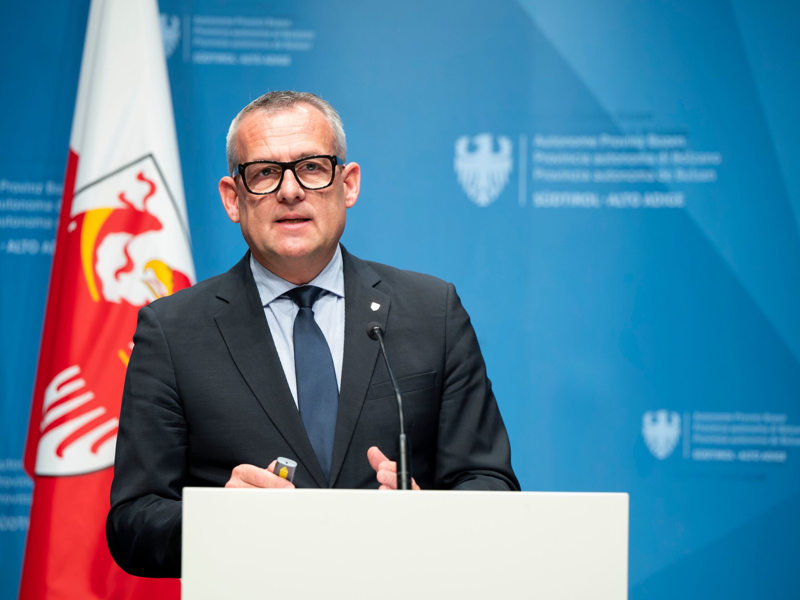 "Der Bau des neuen Sitzes für das Rote Kreuz in Leifers ist eine grundlegende Investition, um die Qualität und die Schnelligkeit der Rettungseinsätze zu verbessern und die unverzichtbare Rolle des Roten Kreuzes zum Wohl der gesamten Bevölkerung zu stärken", unterstreicht Landesrat Christian Bianchi.