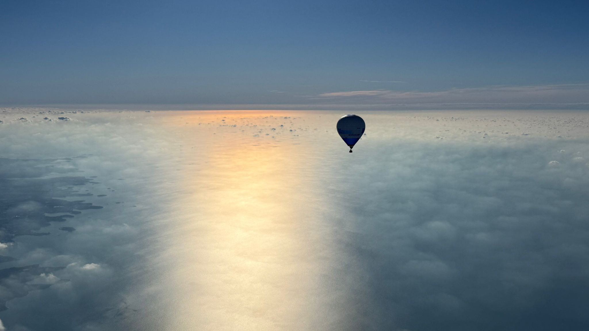 Vier Hei&szlig;luftballons fliegen von den Dolomiten nach Kroatien