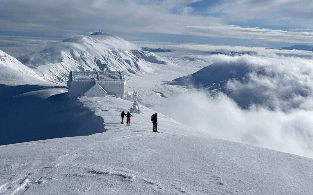 Italienische Bergh&uuml;tte verschwindet im Winter komplett unter Eis