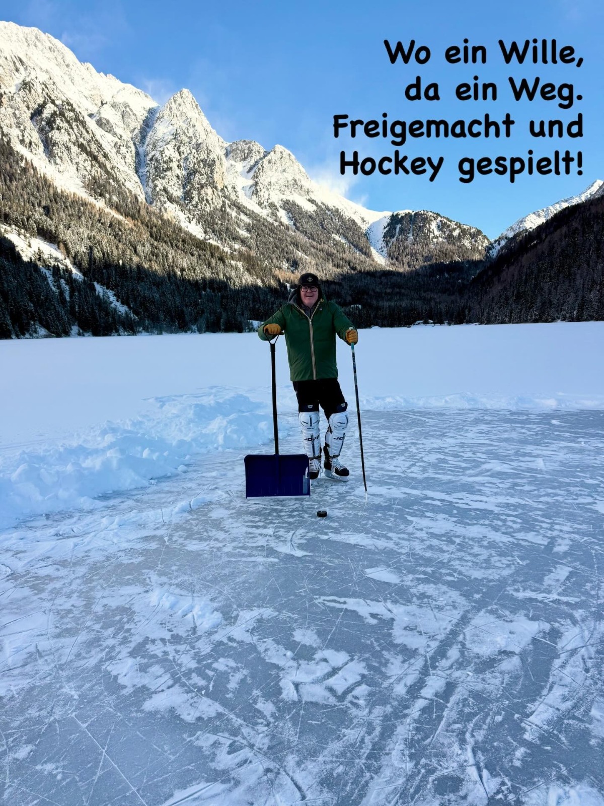 B&uuml;rgermeister Martin Ausserdorfer er&ouml;ffnet Eishockeyfeld auf Antholzer See