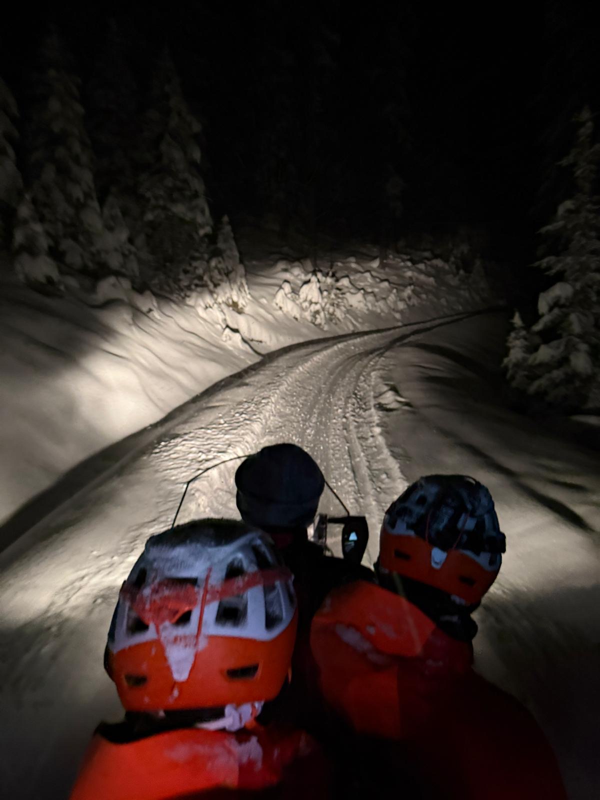 Elf durchn&auml;sste Kinder stranden in Tiroler Alpen vor verschlossener H&uuml;tte bei Nacht