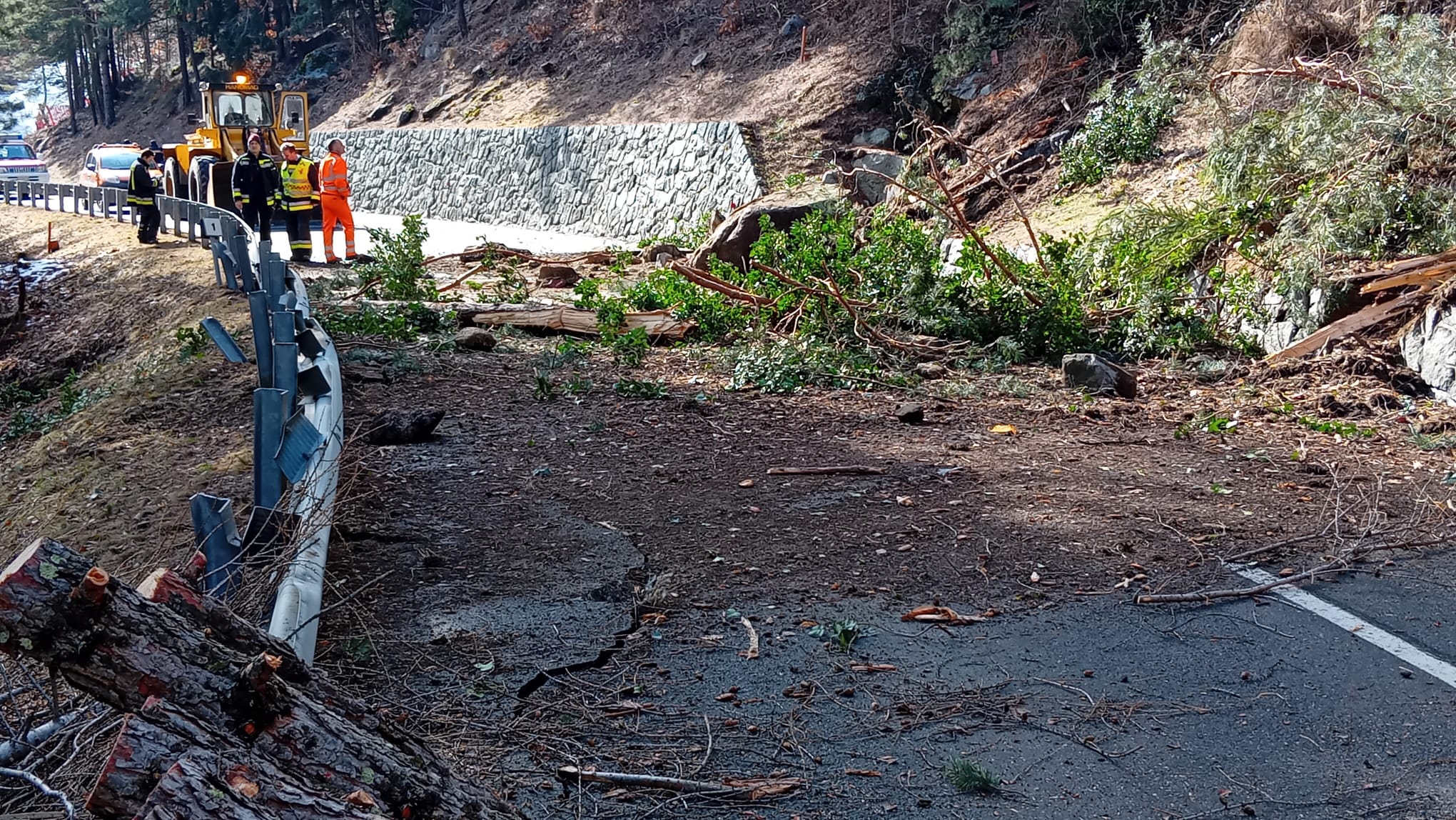 Steinschlag auf der Landesstra&szlig;e von M&uuml;hlbach nach Meransen (LS 149): Mehrere Felsbrocken blockieren die Stra&szlig;e. Geologen und die Mitarbeiter des Stra&szlig;endiensts des Lande pr&uuml;fen vor Ort die Sicherheitslage. 